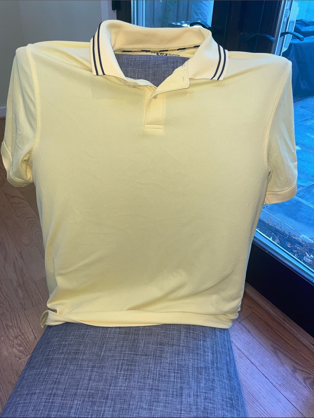 Shine bright on the golf course! Bright yellow Club Room polo size medium